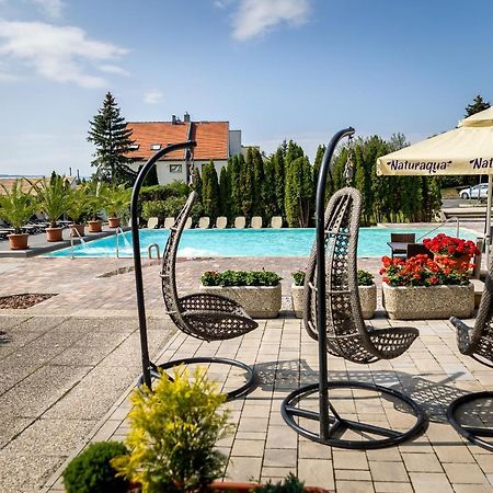 Vinosseum Bor- Es Apartmanhaz Шопрон Екстериор снимка