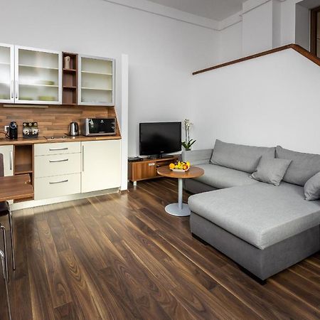 Vinosseum Bor- Es Apartmanhaz Шопрон Екстериор снимка