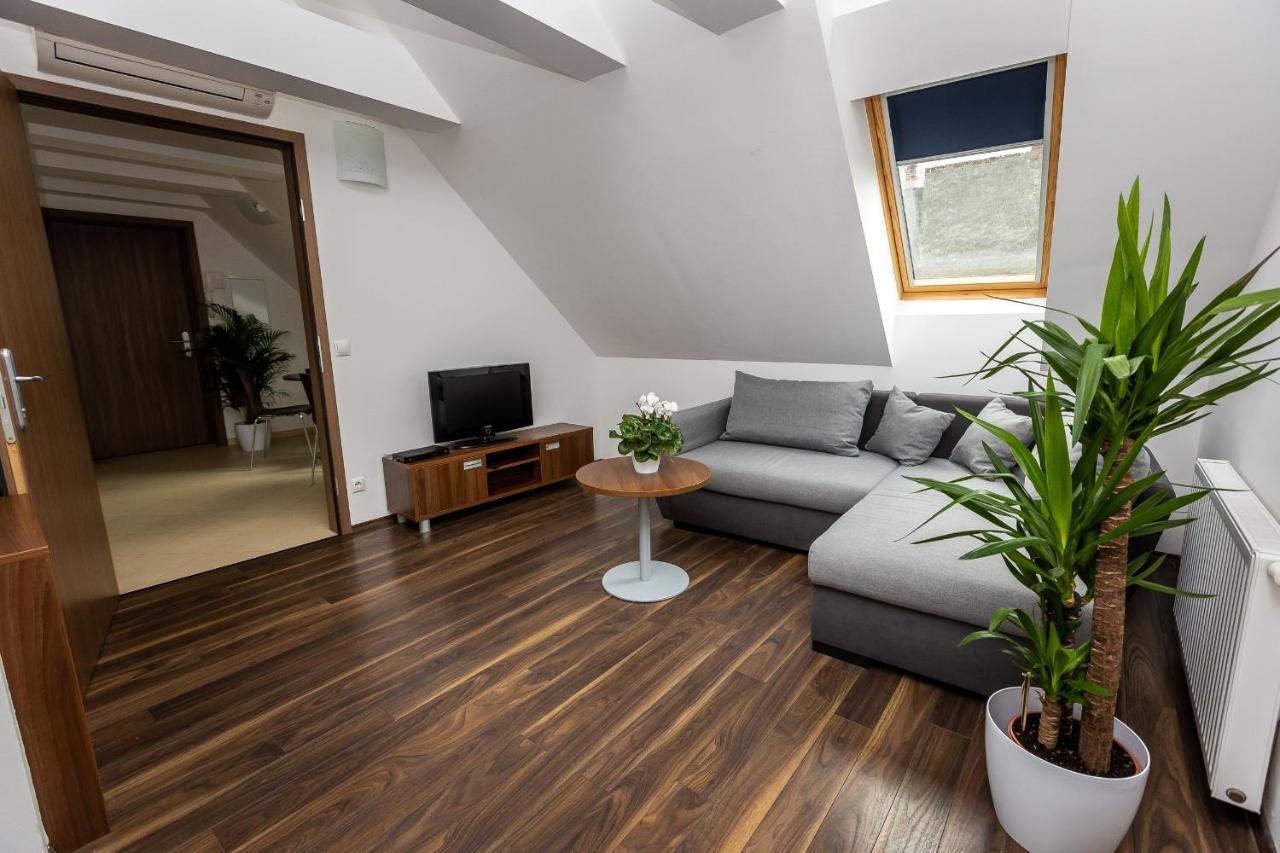 Vinosseum Bor- Es Apartmanhaz Шопрон Екстериор снимка