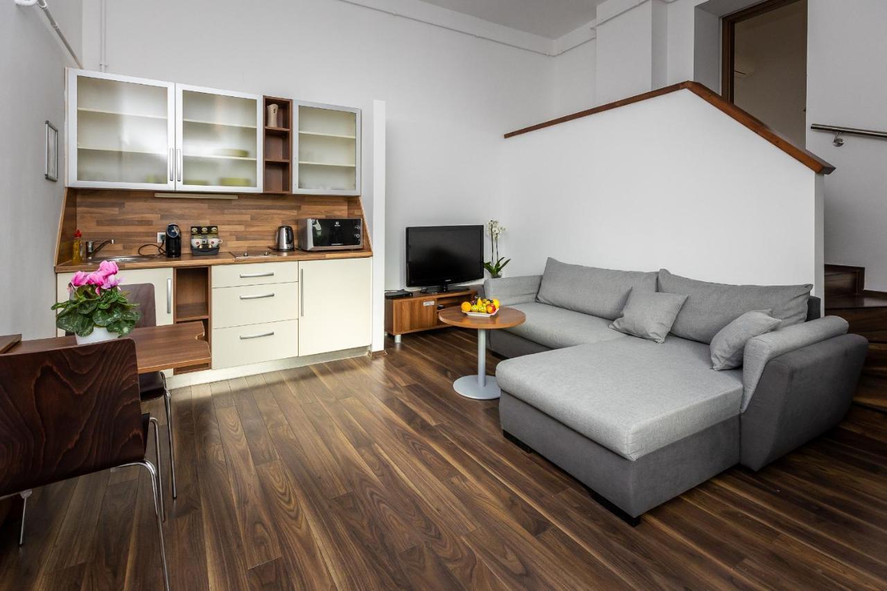 Vinosseum Bor- Es Apartmanhaz Шопрон Екстериор снимка