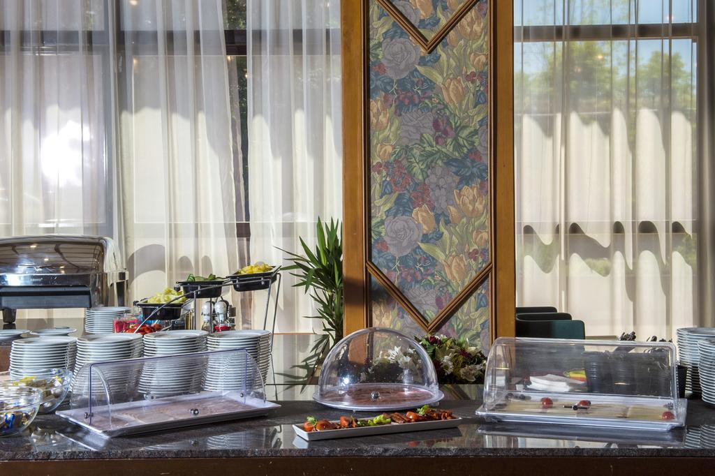 Vinosseum Bor- Es Apartmanhaz Шопрон Екстериор снимка